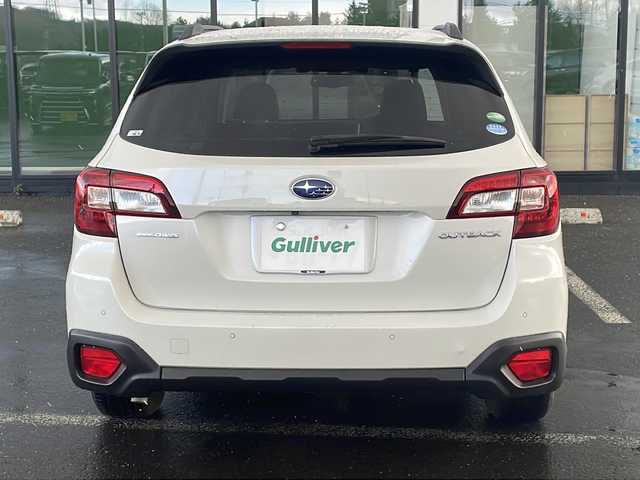 スバル アウトバック ベース 道東・釧路十勝 2018(平30)年 3.2万km クリスタルホワイトP ・4WD/・DAIATONESOUNDNAVI/（フルセグ・DVD・CD・SD・MSV・USB・Bluetooth）/・ナビ連動ビルトインETC2.0/・アイサイトVer3/・フロントカメラ/・サイドカメラ/・バックカメラ/・革巻ステアリング/・パドルシフト/・レーダークルーズコントロール/・ハンドルヒーター/・BSM/・充電用USB×4/・X-MODE/・黒革シート/・前席パワーシート（運転席2メモリ）/・全席シートヒーター/・LEDヘッドライト/・フォグランプ/・純正17インチアルミ/・フットランプ/・トノカバー/・新車時保証書/・取扱説明書