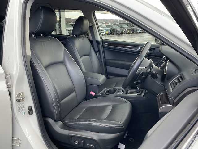 スバル アウトバック ベース 道東・釧路十勝 2018(平30)年 3.2万km クリスタルホワイトP ・4WD/・DAIATONESOUNDNAVI/（フルセグ・DVD・CD・SD・MSV・USB・Bluetooth）/・ナビ連動ビルトインETC2.0/・アイサイトVer3/・フロントカメラ/・サイドカメラ/・バックカメラ/・革巻ステアリング/・パドルシフト/・レーダークルーズコントロール/・ハンドルヒーター/・BSM/・充電用USB×4/・X-MODE/・黒革シート/・前席パワーシート（運転席2メモリ）/・全席シートヒーター/・LEDヘッドライト/・フォグランプ/・純正17インチアルミ/・フットランプ/・トノカバー/・新車時保証書/・取扱説明書