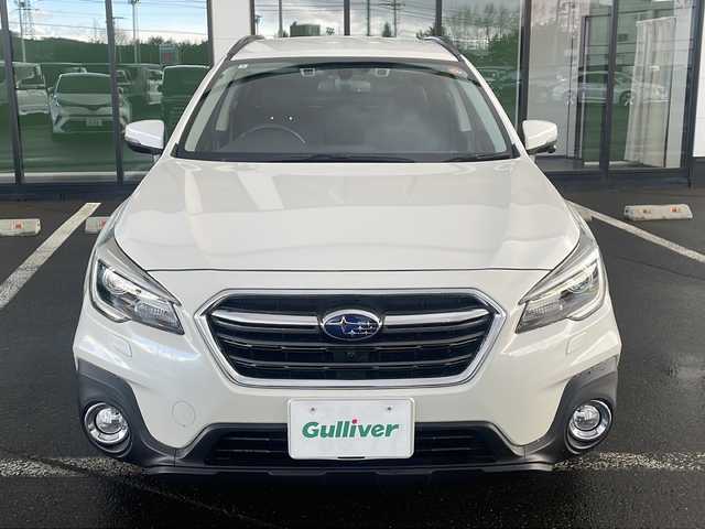 スバル アウトバック ベース 道東・釧路十勝 2018(平30)年 3.2万km クリスタルホワイトP ・4WD/・DAIATONESOUNDNAVI/（フルセグ・DVD・CD・SD・MSV・USB・Bluetooth）/・ナビ連動ビルトインETC2.0/・アイサイトVer3/・フロントカメラ/・サイドカメラ/・バックカメラ/・革巻ステアリング/・パドルシフト/・レーダークルーズコントロール/・ハンドルヒーター/・BSM/・充電用USB×4/・X-MODE/・黒革シート/・前席パワーシート（運転席2メモリ）/・全席シートヒーター/・LEDヘッドライト/・フォグランプ/・純正17インチアルミ/・フットランプ/・トノカバー/・新車時保証書/・取扱説明書