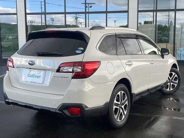 スバル アウトバック ベース 道東・釧路十勝 2018(平30)年 3.2万km クリスタルホワイトP ・4WD/・DAIATONESOUNDNAVI/（フルセグ・DVD・CD・SD・MSV・USB・Bluetooth）/・ナビ連動ビルトインETC2.0/・アイサイトVer3/・フロントカメラ/・サイドカメラ/・バックカメラ/・革巻ステアリング/・パドルシフト/・レーダークルーズコントロール/・ハンドルヒーター/・BSM/・充電用USB×4/・X-MODE/・黒革シート/・前席パワーシート（運転席2メモリ）/・全席シートヒーター/・LEDヘッドライト/・フォグランプ/・純正17インチアルミ/・フットランプ/・トノカバー/・新車時保証書/・取扱説明書