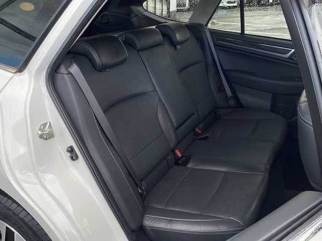 スバル アウトバック ベース 道東・釧路十勝 2018(平30)年 3.2万km クリスタルホワイトP ・4WD/・DAIATONESOUNDNAVI/（フルセグ・DVD・CD・SD・MSV・USB・Bluetooth）/・ナビ連動ビルトインETC2.0/・アイサイトVer3/・フロントカメラ/・サイドカメラ/・バックカメラ/・革巻ステアリング/・パドルシフト/・レーダークルーズコントロール/・ハンドルヒーター/・BSM/・充電用USB×4/・X-MODE/・黒革シート/・前席パワーシート（運転席2メモリ）/・全席シートヒーター/・LEDヘッドライト/・フォグランプ/・純正17インチアルミ/・フットランプ/・トノカバー/・新車時保証書/・取扱説明書