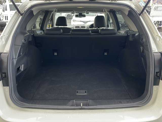 スバル アウトバック ベース 道東・釧路十勝 2018(平30)年 3.2万km クリスタルホワイトP ・4WD/・DAIATONESOUNDNAVI/（フルセグ・DVD・CD・SD・MSV・USB・Bluetooth）/・ナビ連動ビルトインETC2.0/・アイサイトVer3/・フロントカメラ/・サイドカメラ/・バックカメラ/・革巻ステアリング/・パドルシフト/・レーダークルーズコントロール/・ハンドルヒーター/・BSM/・充電用USB×4/・X-MODE/・黒革シート/・前席パワーシート（運転席2メモリ）/・全席シートヒーター/・LEDヘッドライト/・フォグランプ/・純正17インチアルミ/・フットランプ/・トノカバー/・新車時保証書/・取扱説明書