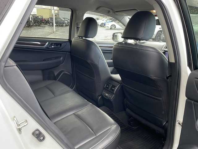 スバル アウトバック ベース 道東・釧路十勝 2018(平30)年 3.2万km クリスタルホワイトP ・4WD/・DAIATONESOUNDNAVI/（フルセグ・DVD・CD・SD・MSV・USB・Bluetooth）/・ナビ連動ビルトインETC2.0/・アイサイトVer3/・フロントカメラ/・サイドカメラ/・バックカメラ/・革巻ステアリング/・パドルシフト/・レーダークルーズコントロール/・ハンドルヒーター/・BSM/・充電用USB×4/・X-MODE/・黒革シート/・前席パワーシート（運転席2メモリ）/・全席シートヒーター/・LEDヘッドライト/・フォグランプ/・純正17インチアルミ/・フットランプ/・トノカバー/・新車時保証書/・取扱説明書