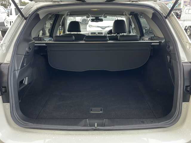 スバル アウトバック ベース 道東・釧路十勝 2018(平30)年 3.2万km クリスタルホワイトP ・4WD/・DAIATONESOUNDNAVI/（フルセグ・DVD・CD・SD・MSV・USB・Bluetooth）/・ナビ連動ビルトインETC2.0/・アイサイトVer3/・フロントカメラ/・サイドカメラ/・バックカメラ/・革巻ステアリング/・パドルシフト/・レーダークルーズコントロール/・ハンドルヒーター/・BSM/・充電用USB×4/・X-MODE/・黒革シート/・前席パワーシート（運転席2メモリ）/・全席シートヒーター/・LEDヘッドライト/・フォグランプ/・純正17インチアルミ/・フットランプ/・トノカバー/・新車時保証書/・取扱説明書