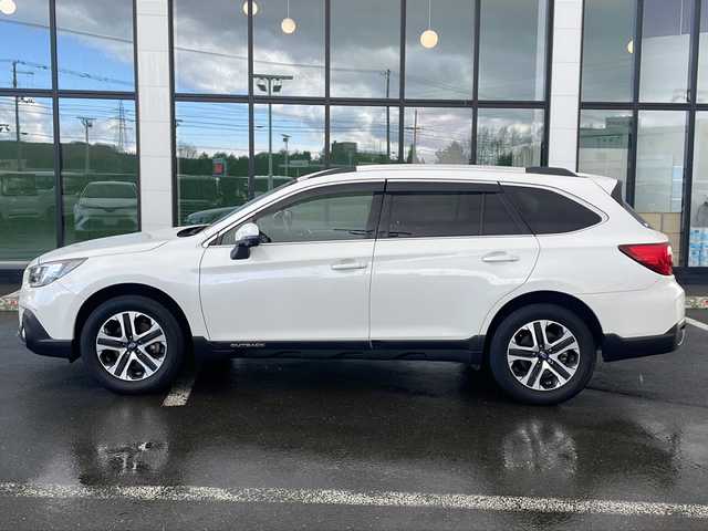 スバル アウトバック ベース 道東・釧路十勝 2018(平30)年 3.2万km クリスタルホワイトP ・4WD/・DAIATONESOUNDNAVI/（フルセグ・DVD・CD・SD・MSV・USB・Bluetooth）/・ナビ連動ビルトインETC2.0/・アイサイトVer3/・フロントカメラ/・サイドカメラ/・バックカメラ/・革巻ステアリング/・パドルシフト/・レーダークルーズコントロール/・ハンドルヒーター/・BSM/・充電用USB×4/・X-MODE/・黒革シート/・前席パワーシート（運転席2メモリ）/・全席シートヒーター/・LEDヘッドライト/・フォグランプ/・純正17インチアルミ/・フットランプ/・トノカバー/・新車時保証書/・取扱説明書