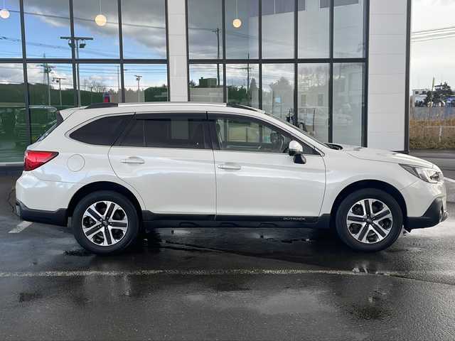 スバル アウトバック ベース 道東・釧路十勝 2018(平30)年 3.2万km クリスタルホワイトP ・4WD/・DAIATONESOUNDNAVI/（フルセグ・DVD・CD・SD・MSV・USB・Bluetooth）/・ナビ連動ビルトインETC2.0/・アイサイトVer3/・フロントカメラ/・サイドカメラ/・バックカメラ/・革巻ステアリング/・パドルシフト/・レーダークルーズコントロール/・ハンドルヒーター/・BSM/・充電用USB×4/・X-MODE/・黒革シート/・前席パワーシート（運転席2メモリ）/・全席シートヒーター/・LEDヘッドライト/・フォグランプ/・純正17インチアルミ/・フットランプ/・トノカバー/・新車時保証書/・取扱説明書