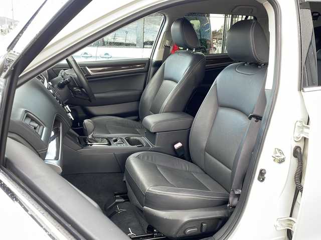 スバル アウトバック ベース 道東・釧路十勝 2018(平30)年 3.2万km クリスタルホワイトP ・4WD/・DAIATONESOUNDNAVI/（フルセグ・DVD・CD・SD・MSV・USB・Bluetooth）/・ナビ連動ビルトインETC2.0/・アイサイトVer3/・フロントカメラ/・サイドカメラ/・バックカメラ/・革巻ステアリング/・パドルシフト/・レーダークルーズコントロール/・ハンドルヒーター/・BSM/・充電用USB×4/・X-MODE/・黒革シート/・前席パワーシート（運転席2メモリ）/・全席シートヒーター/・LEDヘッドライト/・フォグランプ/・純正17インチアルミ/・フットランプ/・トノカバー/・新車時保証書/・取扱説明書