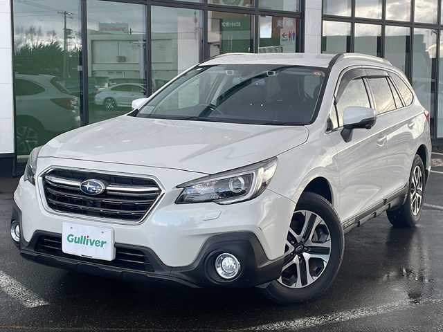 スバル アウトバック ベース 道東・釧路十勝 2018(平30)年 3.2万km クリスタルホワイトP ・4WD/・DAIATONESOUNDNAVI/（フルセグ・DVD・CD・SD・MSV・USB・Bluetooth）/・ナビ連動ビルトインETC2.0/・アイサイトVer3/・フロントカメラ/・サイドカメラ/・バックカメラ/・革巻ステアリング/・パドルシフト/・レーダークルーズコントロール/・ハンドルヒーター/・BSM/・充電用USB×4/・X-MODE/・黒革シート/・前席パワーシート（運転席2メモリ）/・全席シートヒーター/・LEDヘッドライト/・フォグランプ/・純正17インチアルミ/・フットランプ/・トノカバー/・新車時保証書/・取扱説明書