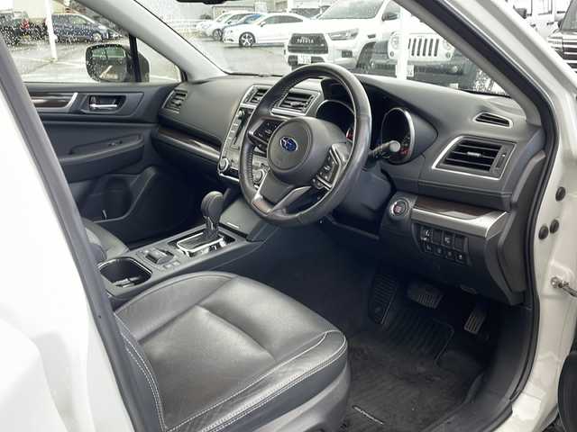 スバル アウトバック ベース 道東・釧路十勝 2018(平30)年 3.2万km クリスタルホワイトP ・4WD/・DAIATONESOUNDNAVI/（フルセグ・DVD・CD・SD・MSV・USB・Bluetooth）/・ナビ連動ビルトインETC2.0/・アイサイトVer3/・フロントカメラ/・サイドカメラ/・バックカメラ/・革巻ステアリング/・パドルシフト/・レーダークルーズコントロール/・ハンドルヒーター/・BSM/・充電用USB×4/・X-MODE/・黒革シート/・前席パワーシート（運転席2メモリ）/・全席シートヒーター/・LEDヘッドライト/・フォグランプ/・純正17インチアルミ/・フットランプ/・トノカバー/・新車時保証書/・取扱説明書