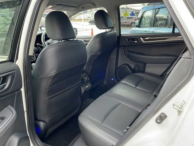 スバル アウトバック ベース 道東・釧路十勝 2018(平30)年 3.2万km クリスタルホワイトP ・4WD/・DAIATONESOUNDNAVI/（フルセグ・DVD・CD・SD・MSV・USB・Bluetooth）/・ナビ連動ビルトインETC2.0/・アイサイトVer3/・フロントカメラ/・サイドカメラ/・バックカメラ/・革巻ステアリング/・パドルシフト/・レーダークルーズコントロール/・ハンドルヒーター/・BSM/・充電用USB×4/・X-MODE/・黒革シート/・前席パワーシート（運転席2メモリ）/・全席シートヒーター/・LEDヘッドライト/・フォグランプ/・純正17インチアルミ/・フットランプ/・トノカバー/・新車時保証書/・取扱説明書