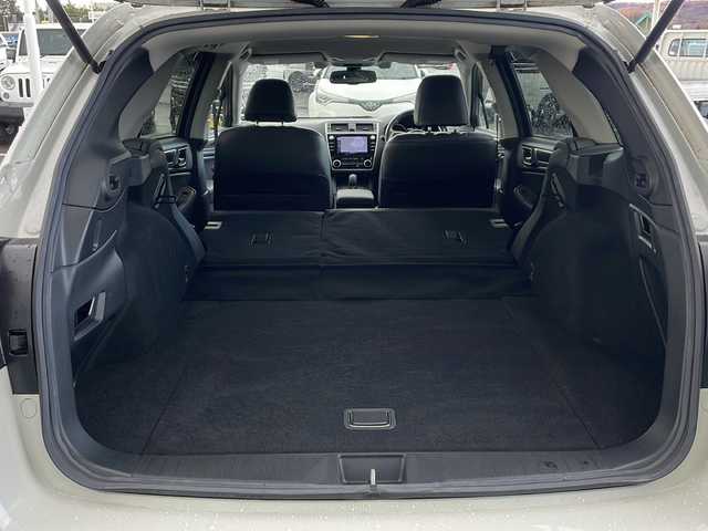 スバル アウトバック ベース 道東・釧路十勝 2018(平30)年 3.2万km クリスタルホワイトP ・4WD/・DAIATONESOUNDNAVI/（フルセグ・DVD・CD・SD・MSV・USB・Bluetooth）/・ナビ連動ビルトインETC2.0/・アイサイトVer3/・フロントカメラ/・サイドカメラ/・バックカメラ/・革巻ステアリング/・パドルシフト/・レーダークルーズコントロール/・ハンドルヒーター/・BSM/・充電用USB×4/・X-MODE/・黒革シート/・前席パワーシート（運転席2メモリ）/・全席シートヒーター/・LEDヘッドライト/・フォグランプ/・純正17インチアルミ/・フットランプ/・トノカバー/・新車時保証書/・取扱説明書