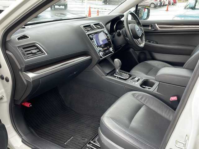 スバル アウトバック ベース 道東・釧路十勝 2018(平30)年 3.2万km クリスタルホワイトP ・4WD/・DAIATONESOUNDNAVI/（フルセグ・DVD・CD・SD・MSV・USB・Bluetooth）/・ナビ連動ビルトインETC2.0/・アイサイトVer3/・フロントカメラ/・サイドカメラ/・バックカメラ/・革巻ステアリング/・パドルシフト/・レーダークルーズコントロール/・ハンドルヒーター/・BSM/・充電用USB×4/・X-MODE/・黒革シート/・前席パワーシート（運転席2メモリ）/・全席シートヒーター/・LEDヘッドライト/・フォグランプ/・純正17インチアルミ/・フットランプ/・トノカバー/・新車時保証書/・取扱説明書