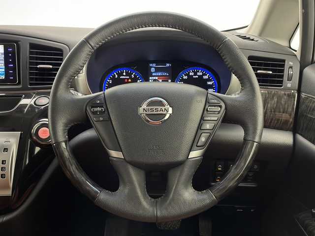 日産 エルグランド 250HWS Sジェットブラック アーバンクロム 宮崎県 2020(令2)年 6.8万km ブリリアントホワイトパール ワンオーナー/エマ―ジェンシーブレーキ/車線逸脱警報/車線逸脱防止支援システム/オートマチックハイビーム/レーダークルーズコントロール/クリアランスソナー/社外7インチSDナビ/フルセグTV/CD/DVD/Bluetooth/バックカメラ/両側パワースライドドア/本革シート/パワーシート/シートヒーター/オットマン/LEDヘッドライト/純正18インチAW/ビルトインETC/スマートキー×2/保証書/取扱説明書