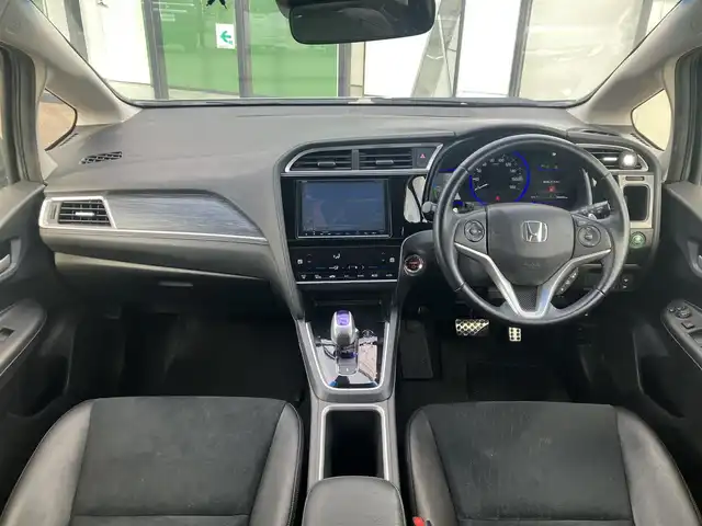 ホンダ シャトル ハイブリッド Z スタイルエディション 道南・函館 2016(平28)年 4.7万km ティンテッドシルバーM /純正ナビ//フルセグTV//バックカメラ//ドライブレコーダー//寒冷地仕様//シートヒーター//衝突軽減ブレーキ//ETC//クルーズコントロール//オートライト//LEDヘッドライト//ハーフレザーシート