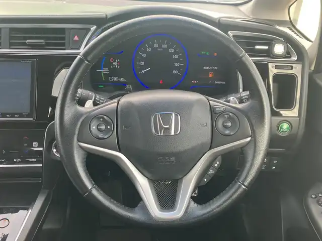 ホンダ シャトル ハイブリッド Z スタイルエディション 道南・函館 2016(平28)年 4.7万km ティンテッドシルバーM /純正ナビ//フルセグTV//バックカメラ//ドライブレコーダー//寒冷地仕様//シートヒーター//衝突軽減ブレーキ//ETC//クルーズコントロール//オートライト//LEDヘッドライト//ハーフレザーシート