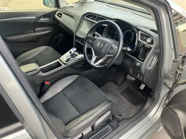 ホンダ シャトル ハイブリッド Z スタイルエディション 道南・函館 2016(平28)年 4.7万km ティンテッドシルバーM /純正ナビ//フルセグTV//バックカメラ//ドライブレコーダー//寒冷地仕様//シートヒーター//衝突軽減ブレーキ//ETC//クルーズコントロール//オートライト//LEDヘッドライト//ハーフレザーシート