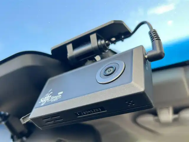 トヨタ クラウン ハイブリッド アスリートG 静岡県 2016(平28)年 5.3万km ホワイトパールクリスタルシャイン トヨタセーフティーセンス/・プリクラッシュセーフティシステム/・レーンディパーチャーアラート/・アダプティブハイビームシステム/・オートマチックハイビーム/・レーダークルーズコントロール/純正8インチナビ/FM/AM/CD/DVD/Bluetooth/フルセグTV/クルーズコントロール/ビルトインETC/バックカメラ/ドライブレコーダー/レザーシート/前席シートヒーター/前席エアシート/純正フロアマット/純正18AW