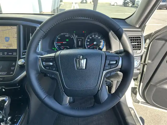 トヨタ クラウン ハイブリッド アスリートG 静岡県 2016(平28)年 5.3万km ホワイトパールクリスタルシャイン トヨタセーフティーセンス/・プリクラッシュセーフティシステム/・レーンディパーチャーアラート/・アダプティブハイビームシステム/・オートマチックハイビーム/・レーダークルーズコントロール/純正8インチナビ/FM/AM/CD/DVD/Bluetooth/フルセグTV/クルーズコントロール/ビルトインETC/バックカメラ/ドライブレコーダー/レザーシート/前席シートヒーター/前席エアシート/純正フロアマット/純正18AW