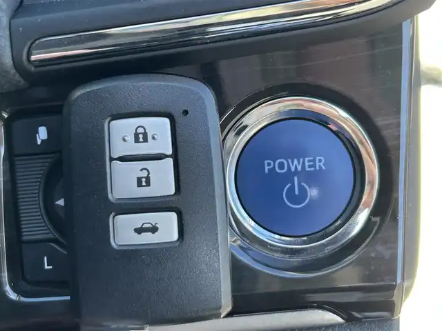 トヨタ クラウン ハイブリッド アスリートG 静岡県 2016(平28)年 5.3万km ホワイトパールクリスタルシャイン トヨタセーフティーセンス/・プリクラッシュセーフティシステム/・レーンディパーチャーアラート/・アダプティブハイビームシステム/・オートマチックハイビーム/・レーダークルーズコントロール/純正8インチナビ/FM/AM/CD/DVD/Bluetooth/フルセグTV/クルーズコントロール/ビルトインETC/バックカメラ/ドライブレコーダー/レザーシート/前席シートヒーター/前席エアシート/純正フロアマット/純正18AW