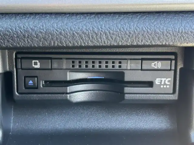 トヨタ クラウン ハイブリッド アスリートG 静岡県 2016(平28)年 5.3万km ホワイトパールクリスタルシャイン トヨタセーフティーセンス/・プリクラッシュセーフティシステム/・レーンディパーチャーアラート/・アダプティブハイビームシステム/・オートマチックハイビーム/・レーダークルーズコントロール/純正8インチナビ/FM/AM/CD/DVD/Bluetooth/フルセグTV/クルーズコントロール/ビルトインETC/バックカメラ/ドライブレコーダー/レザーシート/前席シートヒーター/前席エアシート/純正フロアマット/純正18AW