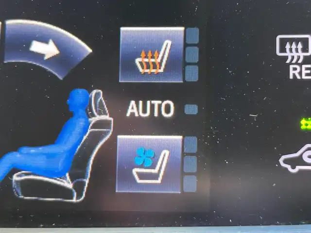 トヨタ クラウン ハイブリッド アスリートG 静岡県 2016(平28)年 5.3万km ホワイトパールクリスタルシャイン トヨタセーフティーセンス/・プリクラッシュセーフティシステム/・レーンディパーチャーアラート/・アダプティブハイビームシステム/・オートマチックハイビーム/・レーダークルーズコントロール/純正8インチナビ/FM/AM/CD/DVD/Bluetooth/フルセグTV/クルーズコントロール/ビルトインETC/バックカメラ/ドライブレコーダー/レザーシート/前席シートヒーター/前席エアシート/純正フロアマット/純正18AW