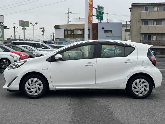 トヨタ アクア L 千葉県 2018(平30)年 10.4万km スーパーホワイトⅡ 社外ナビ/Bluetooth/バックカメラ/ETC/ハロゲンヘッドライト/純正フロアマット/革巻きステアリング