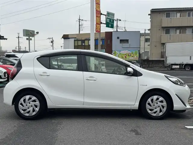 トヨタ アクア L 千葉県 2018(平30)年 10.4万km スーパーホワイトⅡ 社外ナビ/Bluetooth/バックカメラ/ETC/ハロゲンヘッドライト/純正フロアマット/革巻きステアリング