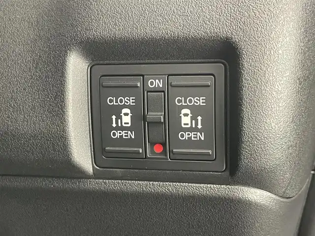 ホンダ Ｎ ＢＯＸ カスタム ターボ 愛知県 2024(令6)年 0.2万km メテオロイドグレーメタリック ホンダセンシング　両側パワースライドドア　ホンダコネクトナビ装着パッケージ　シートヒーター　電動パーキングブレーキ　衝突軽減装置　追従クルコン　黒ハーフレザー　ＬＥＤオートライト　リアシェード　禁煙車