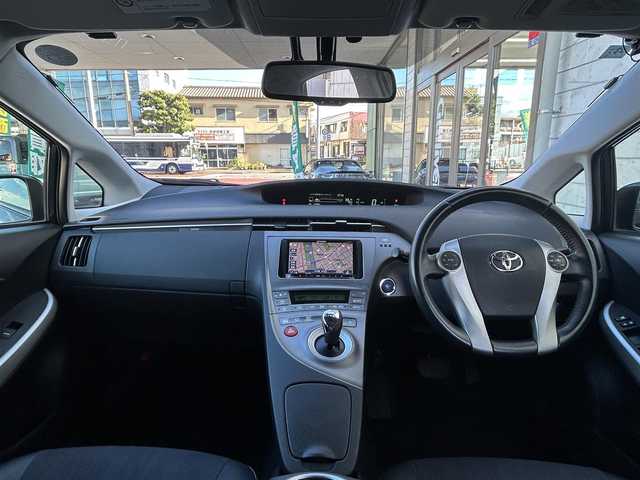 トヨタ プリウス G 大分県 2012(平24)年 7.9万km ブラック ・社外メモリナビ（AWC-MRZ09）/　CD・DVD・Bluetooth・ラジオ/・フルセグテレビ/・バックカメラ/・電動格納ウィンカーミラー/・クルーズコントロール/・プッシュスタート/・ETC/・HID/・ハーフレザーシート/・トノカバー/・革巻きステアリング/・ステアリングスイッチ/・フォグランプ/・純正フロアマット/・リアガラスフィルム
