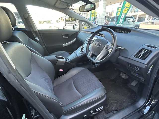 トヨタ プリウス G 大分県 2012(平24)年 7.9万km ブラック ・社外メモリナビ（AWC-MRZ09）/　CD・DVD・Bluetooth・ラジオ/・フルセグテレビ/・バックカメラ/・電動格納ウィンカーミラー/・クルーズコントロール/・プッシュスタート/・ETC/・HID/・ハーフレザーシート/・トノカバー/・革巻きステアリング/・ステアリングスイッチ/・フォグランプ/・純正フロアマット/・リアガラスフィルム