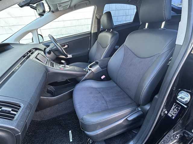 トヨタ プリウス G 大分県 2012(平24)年 7.9万km ブラック ・社外メモリナビ（AWC-MRZ09）/　CD・DVD・Bluetooth・ラジオ/・フルセグテレビ/・バックカメラ/・電動格納ウィンカーミラー/・クルーズコントロール/・プッシュスタート/・ETC/・HID/・ハーフレザーシート/・トノカバー/・革巻きステアリング/・ステアリングスイッチ/・フォグランプ/・純正フロアマット/・リアガラスフィルム