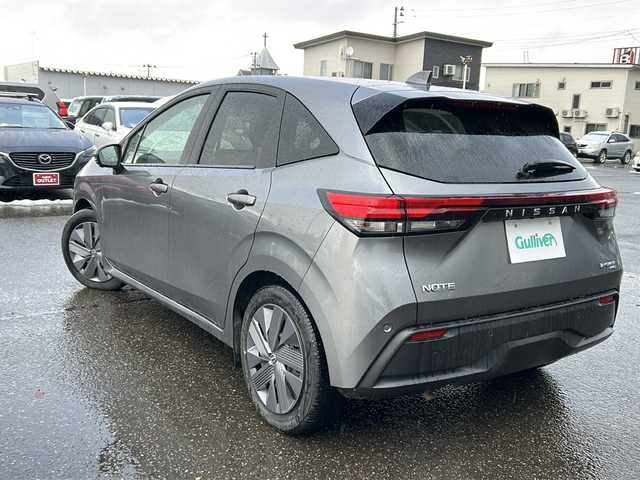 日産 ノート X FOUR 秋田県 2023(令5)年 7.7万km ダークメタルグレー ディスプレイオーディオ/AppleCarPlay/AndroidAuto/BT、TV、HDMI/バックカメラ、全方位カメラ/前後コーナーセンサー/ETC/保証書、取説/４WD