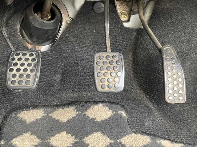 ダイハツ ミラ ジーノ 岡山県 2004(平16)年 15.9万km ホワイトパールマイカ 登録時走行距離：158192km/禁煙車/5速MT/社外オーディオ（DEH-380）/ETC/ブラウンウッドインテリア/ウッドコンピステアリング/ハーフレザーシート/電動格納ミラー/パワーウインドウ/パワーステアリング/メカニカルキー/スペアキー/純正ホイールカバー/取扱説明書/新車時整備手帳（保証書）