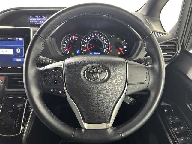 トヨタ ヴォクシー ZS 煌Ⅱ 佐賀県 2019(令1)年 2.3万km ブラック 純正9インチメモリナビゲーション/フルセグTV/DVD/Bluetooth/純正フリップダウンモニター　/クルーズコントロール/前方ドライブレコーダー/ビルトインETC/バックカメラ/両側パワースライドドア/革巻きステアリング/ステアリングリモコン/純正16インチアルミホイール/USB充電ポート2口/フロアマット/ドアバイザー/LEDヘッドライト/オートマチックハイビーム/スペアキー1本