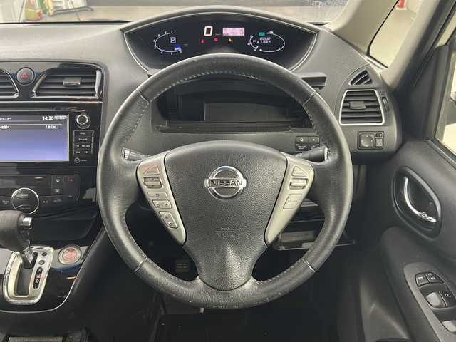 日産 セレナ ハイウェイS S HV Aセーフ 愛知県 2014(平26)年 12万km ブリリアントホワイトパール 純正ナビ/フルセグTV/DISC/FM/AM/AUX/両側パワースライドドア/後席フリップダウンモニター/全方位カメラ/ETC/アイドリングストップ/横滑り防止/レーンキープアシスト/衝突軽減ブレーキ/クルーズコントロール/ECOモード/ステアリングリモコン/100V電源/純正フロアマット/純正AW16インチ/電動格納ミラー/ウインカー付きミラー/オートライト/フォグランプ/プッシュスタート/スマートキー