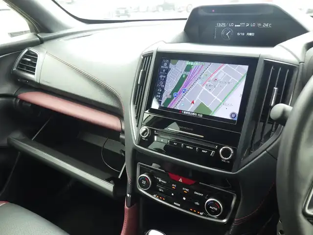 スバル フォレスター STIスポーツ 千葉県 2023(令5)年 2.6万km クリスタルホワイトP アイサイト/XMODE/SRH（ステアリング・レスポンシブ・ヘッドランプ）/スマートリアビューミラー/レーダークルーズコントロール/赤/黒コンビレザーシート/前席パワーシート/各席シートヒーター/ダイヤトーンサウンドナビ/地デジTV/【DVD/CD再生機能　Bluetooth接続】/サイド/バックカメラ/リバース連動ドアミラー（左/右）/ドライブレコーダー/ステアリングヒーター/ステアリングスイッチ/革巻きステアリング/パドルシフト/ETC/LEDヘッドライト/フォグライト/ウインカーミラー/純正18インチアルミホイル/サイド/カーテンエアバッグ/キーレスアクセス