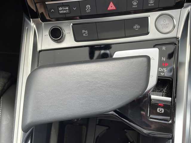 アウディ アウディ ｅ－ｔｒｏｎ SB 55クワトロ Sライン 鳥取県 2020(令2)年 3.8万km フローレットシルバーM ファーストエディション/Sラインパッケージ/オールモードクワトロ/バング&オルフセンサウンド/６ポットキャリパー（オレンジ）/純正21インチAW(コンチネンタルタイヤ）/バーチャルエクステリアミラー/バーチャルコックピット/Sラインハーフレザーシート/純正前後ドライブレコーダー/アダクティプLEDヘッドライト/全席イージークローザー/パワーテールゲート（フットアクション）/アンビエントライト/マルチメディアインターフェース/フルセグ・Bluetooth/全方位カメラ/プリクラッシュセーフティ/アダクティブクルーズ/ブラインドスポット/レーンデパーチャー/オートハイビーム/前席パワーシート/前席シートヒーター/ハイトコントロール（エアサス）/アドバンストキーx２個/リアスポイラー/ビルトインETC/保証書・取説