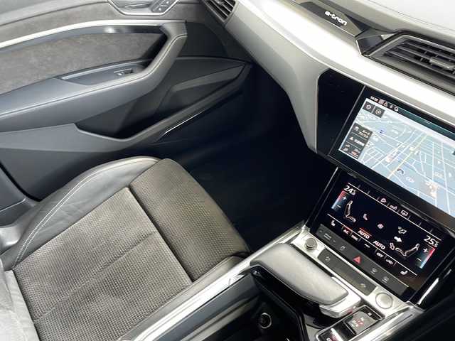アウディ アウディ ｅ－ｔｒｏｎ SB 55クワトロ Sライン 鳥取県 2020(令2)年 3.8万km フローレットシルバーM ファーストエディション/Sラインパッケージ/オールモードクワトロ/バング&オルフセンサウンド/６ポットキャリパー（オレンジ）/純正21インチAW(コンチネンタルタイヤ）/バーチャルエクステリアミラー/バーチャルコックピット/Sラインハーフレザーシート/純正前後ドライブレコーダー/アダクティプLEDヘッドライト/全席イージークローザー/パワーテールゲート（フットアクション）/アンビエントライト/マルチメディアインターフェース/フルセグ・Bluetooth/全方位カメラ/プリクラッシュセーフティ/アダクティブクルーズ/ブラインドスポット/レーンデパーチャー/オートハイビーム/前席パワーシート/前席シートヒーター/ハイトコントロール（エアサス）/アドバンストキーx２個/リアスポイラー/ビルトインETC/保証書・取説