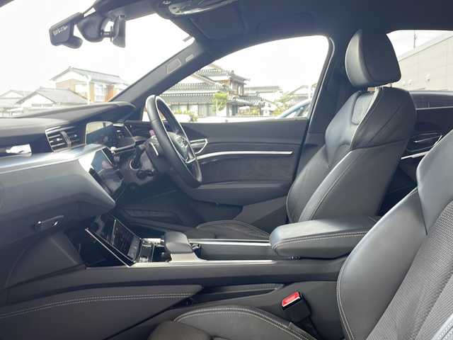 アウディ アウディ ｅ－ｔｒｏｎ SB 55クワトロ Sライン 鳥取県 2020(令2)年 3.8万km フローレットシルバーM ファーストエディション/Sラインパッケージ/オールモードクワトロ/バング&オルフセンサウンド/６ポットキャリパー（オレンジ）/純正21インチAW(コンチネンタルタイヤ）/バーチャルエクステリアミラー/バーチャルコックピット/Sラインハーフレザーシート/純正前後ドライブレコーダー/アダクティプLEDヘッドライト/全席イージークローザー/パワーテールゲート（フットアクション）/アンビエントライト/マルチメディアインターフェース/フルセグ・Bluetooth/全方位カメラ/プリクラッシュセーフティ/アダクティブクルーズ/ブラインドスポット/レーンデパーチャー/オートハイビーム/前席パワーシート/前席シートヒーター/ハイトコントロール（エアサス）/アドバンストキーx２個/リアスポイラー/ビルトインETC/保証書・取説