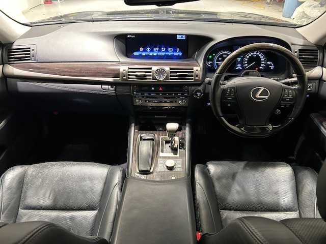 レクサス ＬＳ 600h バージョンC 宮城県 2013(平25)年 4.5万km ブラックオパールマイカ 4WD/レクサスセーフティーシステム＋/・プリクラッシュセーフティ /・レーントレーシングアシスト/・レーダークルーズコントロール/・アダプティブハイビームシステム/・セーフイグジットアシスト/・ドライバー異常時対応システム/・ブラインドスポットモニター/・レーンキープアシスト/純正ナビ/・Bluetooth/CD/AUX/USB/フルセグTV/・バックカメラ/・ETC/コーナーセンサー前後/電子パーキング/・オートホールド/革巻きウッドステアリング/・ステアリングスイッチ/・ハンドルヒーター/レザーシート/・パワーシート（運転席＋助手席）/・エアシート（運転席＋助手席）/純正LEDヘッドライト/・オートライト/・オートマチックハイビーム/プッシュスタート/・スマートキー/・スペアキー1本/純正フロアマット/純正18インチアルミホイール