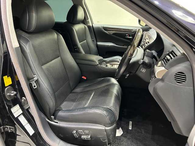レクサス ＬＳ 600h バージョンC 宮城県 2013(平25)年 4.5万km ブラックオパールマイカ 4WD/レクサスセーフティーシステム＋/・プリクラッシュセーフティ /・レーントレーシングアシスト/・レーダークルーズコントロール/・アダプティブハイビームシステム/・セーフイグジットアシスト/・ドライバー異常時対応システム/・ブラインドスポットモニター/・レーンキープアシスト/純正ナビ/・Bluetooth/CD/AUX/USB/フルセグTV/・バックカメラ/・ETC/コーナーセンサー前後/電子パーキング/・オートホールド/革巻きウッドステアリング/・ステアリングスイッチ/・ハンドルヒーター/レザーシート/・パワーシート（運転席＋助手席）/・エアシート（運転席＋助手席）/純正LEDヘッドライト/・オートライト/・オートマチックハイビーム/プッシュスタート/・スマートキー/・スペアキー1本/純正フロアマット/純正18インチアルミホイール