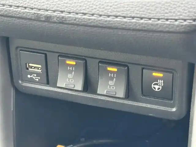 トヨタ カローラ クロス ハイブリッド Z 鳥取県 2023(令5)年 2.9万km プラチナホワイトパールマイカ ワンオーナー/パノラマルーフ/ＨＤＤナビ/３６０°カメラ/フルセグＴＶ　Ｂｌｕｅｔｏｏｔｈ　ＤＶＤ　ＣＤ/ＡＣＣ/ブラインドスポット/レーンアシスト/衝突被害軽減ブレーキ/オートホールド/Ｑｉ充電/ビルトインＥＴＣ２．０/前後ドライブレコーダー/運転席パワーシート/ハーフレザー/前席シートヒーター/ステアリングヒーター/LEDライト/フォグランプ/オートライト/オートハイビーム/スマートキー/スペアキー/新車保証書/取扱説明書