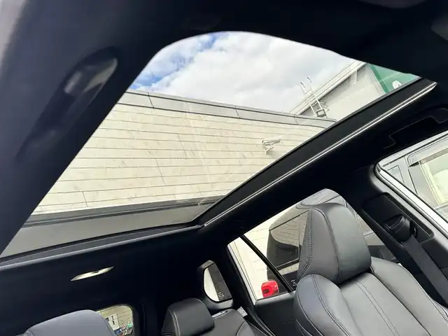 トヨタ カローラ クロス ハイブリッド Z 鳥取県 2023(令5)年 2.9万km プラチナホワイトパールマイカ ワンオーナー/パノラマルーフ/ＨＤＤナビ/３６０°カメラ/フルセグＴＶ　Ｂｌｕｅｔｏｏｔｈ　ＤＶＤ　ＣＤ/ＡＣＣ/ブラインドスポット/レーンアシスト/衝突被害軽減ブレーキ/オートホールド/Ｑｉ充電/ビルトインＥＴＣ２．０/前後ドライブレコーダー/運転席パワーシート/ハーフレザー/前席シートヒーター/ステアリングヒーター/LEDライト/フォグランプ/オートライト/オートハイビーム/スマートキー/スペアキー/新車保証書/取扱説明書