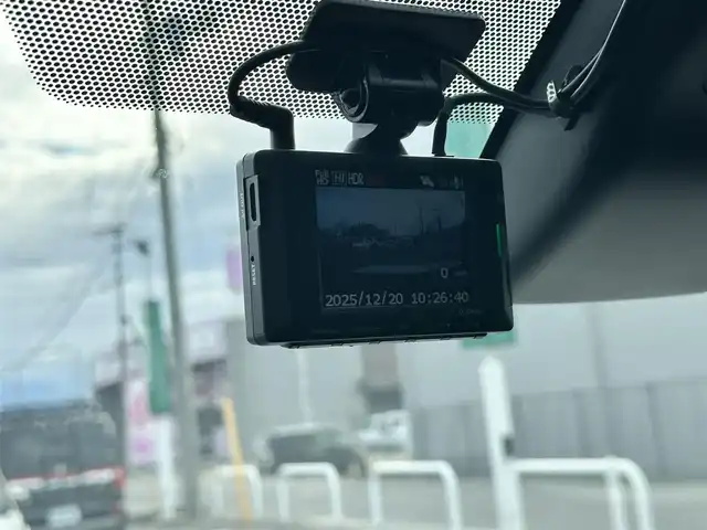 トヨタ カローラ クロス ハイブリッド Z 鳥取県 2023(令5)年 2.9万km プラチナホワイトパールマイカ ワンオーナー/パノラマルーフ/ＨＤＤナビ/３６０°カメラ/フルセグＴＶ　Ｂｌｕｅｔｏｏｔｈ　ＤＶＤ　ＣＤ/ＡＣＣ/ブラインドスポット/レーンアシスト/衝突被害軽減ブレーキ/オートホールド/Ｑｉ充電/ビルトインＥＴＣ２．０/前後ドライブレコーダー/運転席パワーシート/ハーフレザー/前席シートヒーター/ステアリングヒーター/LEDライト/フォグランプ/オートライト/オートハイビーム/スマートキー/スペアキー/新車保証書/取扱説明書