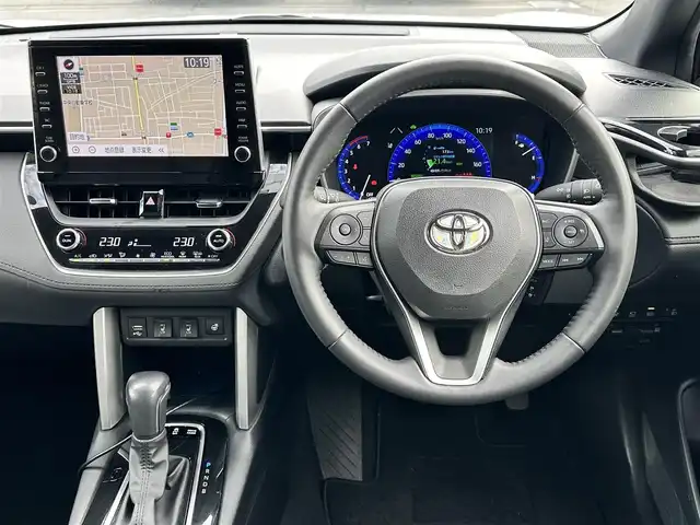 トヨタ カローラ クロス ハイブリッド Z 鳥取県 2023(令5)年 2.9万km プラチナホワイトパールマイカ ワンオーナー/パノラマルーフ/ＨＤＤナビ/３６０°カメラ/フルセグＴＶ　Ｂｌｕｅｔｏｏｔｈ　ＤＶＤ　ＣＤ/ＡＣＣ/ブラインドスポット/レーンアシスト/衝突被害軽減ブレーキ/オートホールド/Ｑｉ充電/ビルトインＥＴＣ２．０/前後ドライブレコーダー/運転席パワーシート/ハーフレザー/前席シートヒーター/ステアリングヒーター/LEDライト/フォグランプ/オートライト/オートハイビーム/スマートキー/スペアキー/新車保証書/取扱説明書