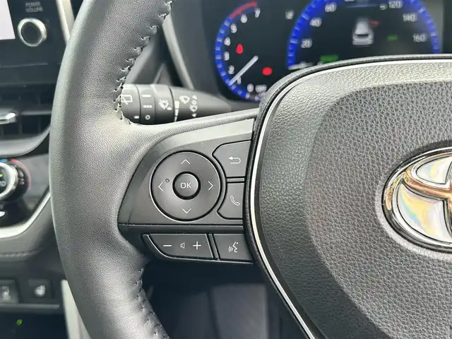 トヨタ カローラ クロス ハイブリッド Z 鳥取県 2023(令5)年 2.9万km プラチナホワイトパールマイカ ワンオーナー/パノラマルーフ/ＨＤＤナビ/３６０°カメラ/フルセグＴＶ　Ｂｌｕｅｔｏｏｔｈ　ＤＶＤ　ＣＤ/ＡＣＣ/ブラインドスポット/レーンアシスト/衝突被害軽減ブレーキ/オートホールド/Ｑｉ充電/ビルトインＥＴＣ２．０/前後ドライブレコーダー/運転席パワーシート/ハーフレザー/前席シートヒーター/ステアリングヒーター/LEDライト/フォグランプ/オートライト/オートハイビーム/スマートキー/スペアキー/新車保証書/取扱説明書