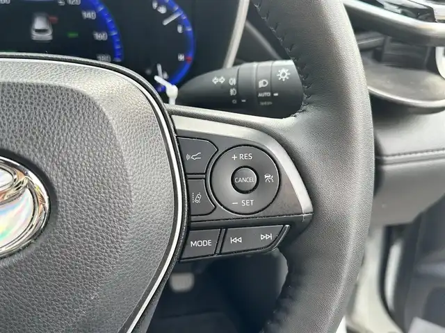 トヨタ カローラ クロス ハイブリッド Z 鳥取県 2023(令5)年 2.9万km プラチナホワイトパールマイカ ワンオーナー/パノラマルーフ/ＨＤＤナビ/３６０°カメラ/フルセグＴＶ　Ｂｌｕｅｔｏｏｔｈ　ＤＶＤ　ＣＤ/ＡＣＣ/ブラインドスポット/レーンアシスト/衝突被害軽減ブレーキ/オートホールド/Ｑｉ充電/ビルトインＥＴＣ２．０/前後ドライブレコーダー/運転席パワーシート/ハーフレザー/前席シートヒーター/ステアリングヒーター/LEDライト/フォグランプ/オートライト/オートハイビーム/スマートキー/スペアキー/新車保証書/取扱説明書