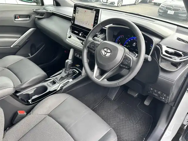 トヨタ カローラ クロス ハイブリッド Z 鳥取県 2023(令5)年 2.9万km プラチナホワイトパールマイカ ワンオーナー/パノラマルーフ/ＨＤＤナビ/３６０°カメラ/フルセグＴＶ　Ｂｌｕｅｔｏｏｔｈ　ＤＶＤ　ＣＤ/ＡＣＣ/ブラインドスポット/レーンアシスト/衝突被害軽減ブレーキ/オートホールド/Ｑｉ充電/ビルトインＥＴＣ２．０/前後ドライブレコーダー/運転席パワーシート/ハーフレザー/前席シートヒーター/ステアリングヒーター/LEDライト/フォグランプ/オートライト/オートハイビーム/スマートキー/スペアキー/新車保証書/取扱説明書