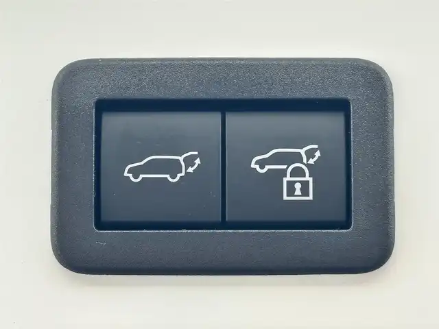 トヨタ カローラ クロス ハイブリッド Z 鳥取県 2023(令5)年 2.9万km プラチナホワイトパールマイカ ワンオーナー/パノラマルーフ/ＨＤＤナビ/３６０°カメラ/フルセグＴＶ　Ｂｌｕｅｔｏｏｔｈ　ＤＶＤ　ＣＤ/ＡＣＣ/ブラインドスポット/レーンアシスト/衝突被害軽減ブレーキ/オートホールド/Ｑｉ充電/ビルトインＥＴＣ２．０/前後ドライブレコーダー/運転席パワーシート/ハーフレザー/前席シートヒーター/ステアリングヒーター/LEDライト/フォグランプ/オートライト/オートハイビーム/スマートキー/スペアキー/新車保証書/取扱説明書