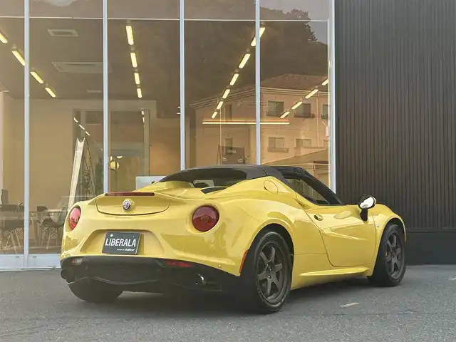 アルファロメオ ４Ｃスパイダー 福岡県 2018(平30)年 2.5万km トロピカリアイエロー カーボンインテリア　/黒革シート　/Ｄ．Ｎ．Ａシステム/ｂｒｅｍｂｏレッドキャリパー　/HIDヘッドライト/パドルシフト/ＲＡＹＳ１７インチアルミホイール/純正アルミホイール/取扱説明書　/保証書　/スペアキー×１/ＥＴＣ